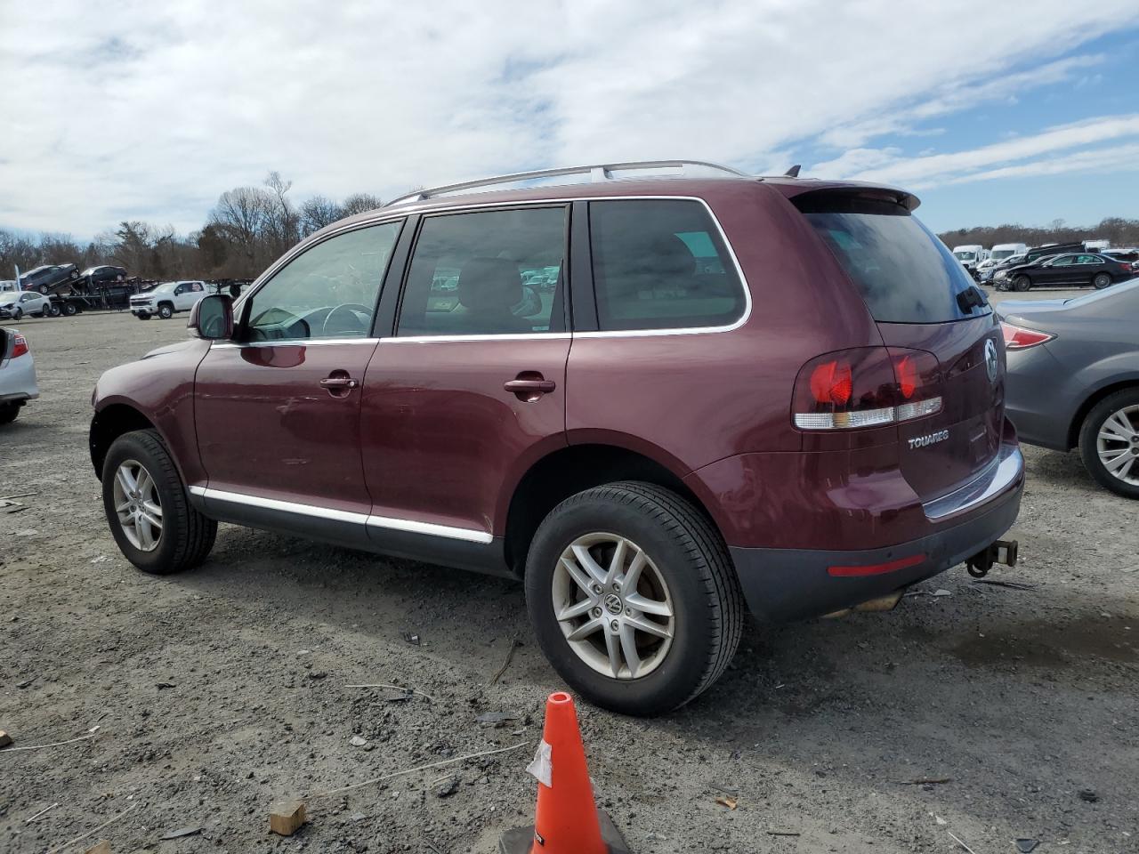 2009 Volkswagen Touareg - Image 2