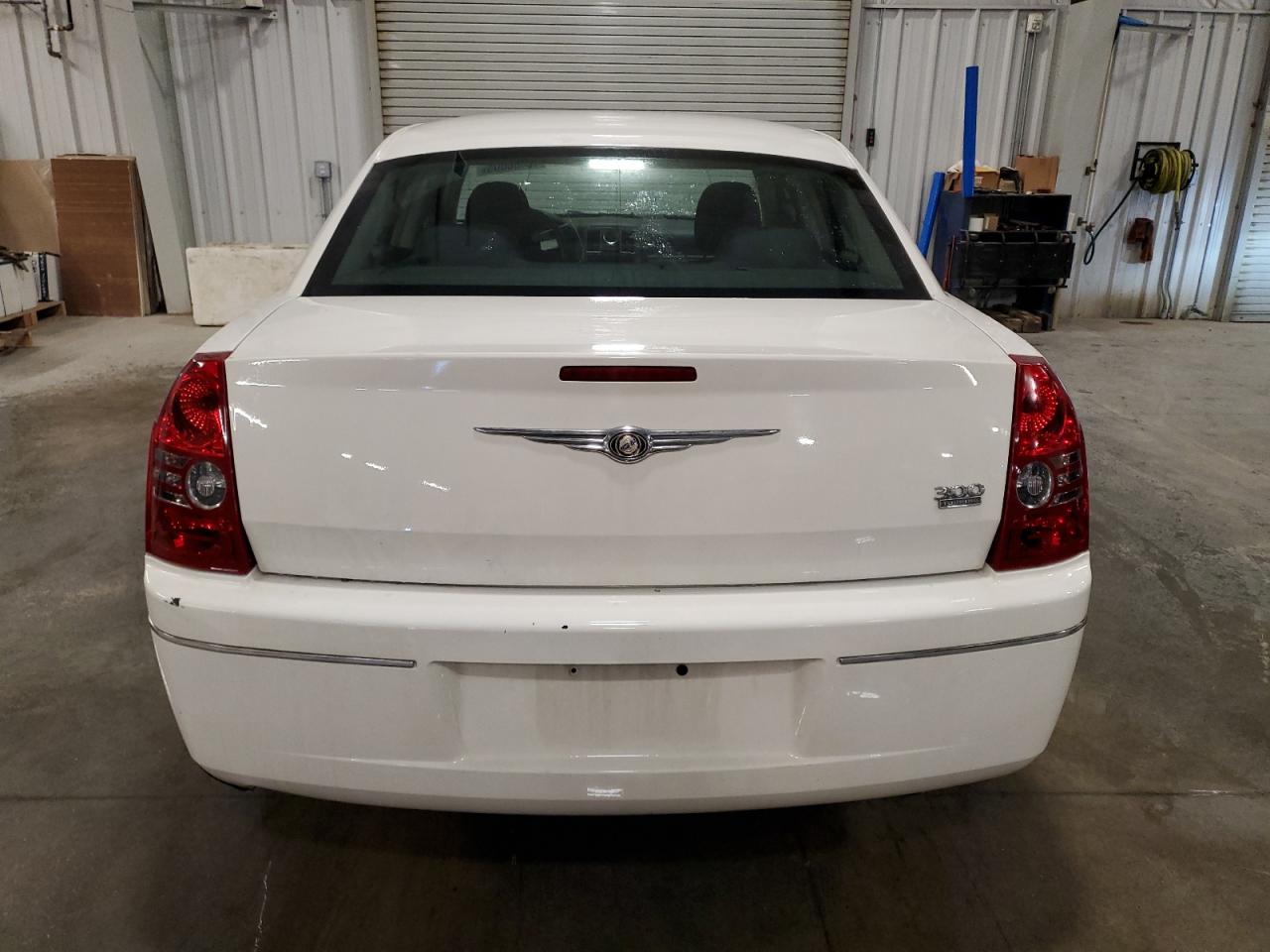 2010 Chrysler 300 - Image 6