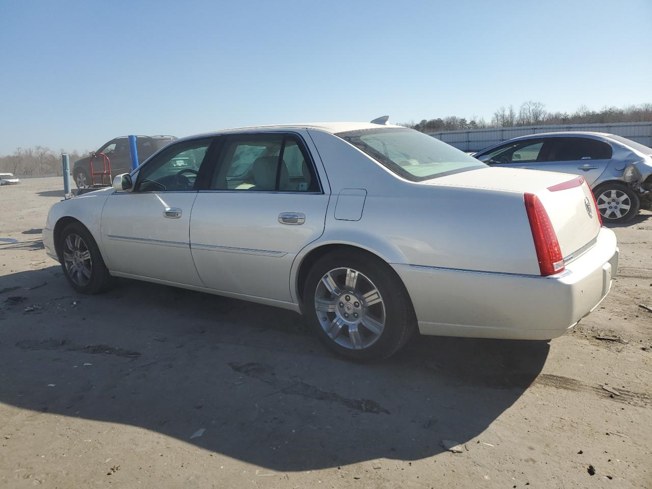 2011 Cadillac DTS - Image 2