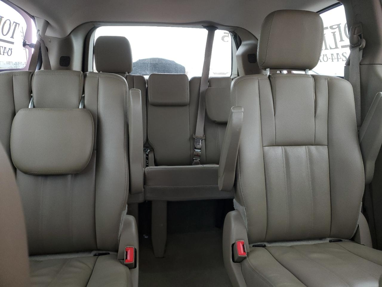 2016 Chrysler Town & Country - Image 10