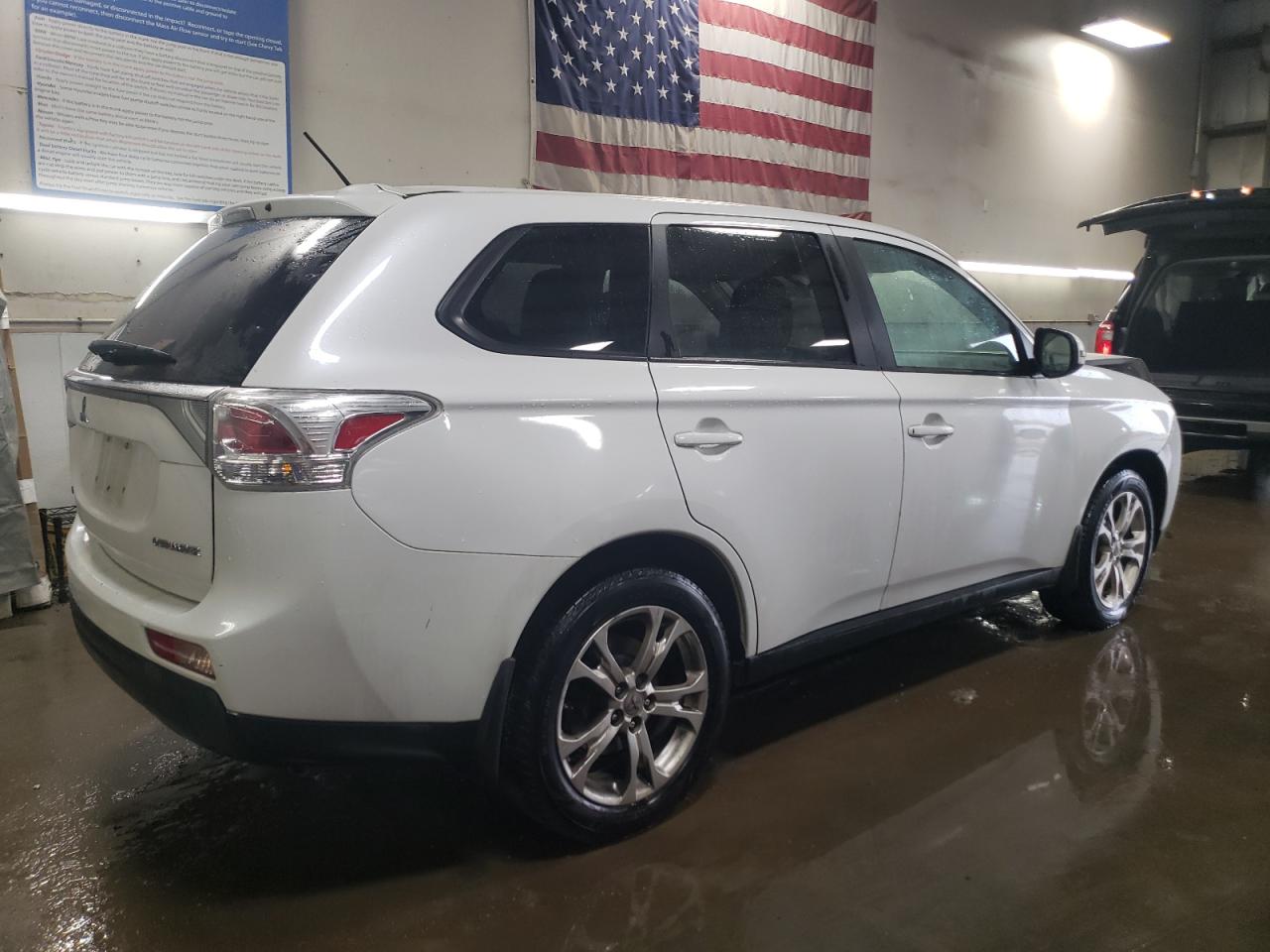 2014 Mitsubishi Outlander - Image 3