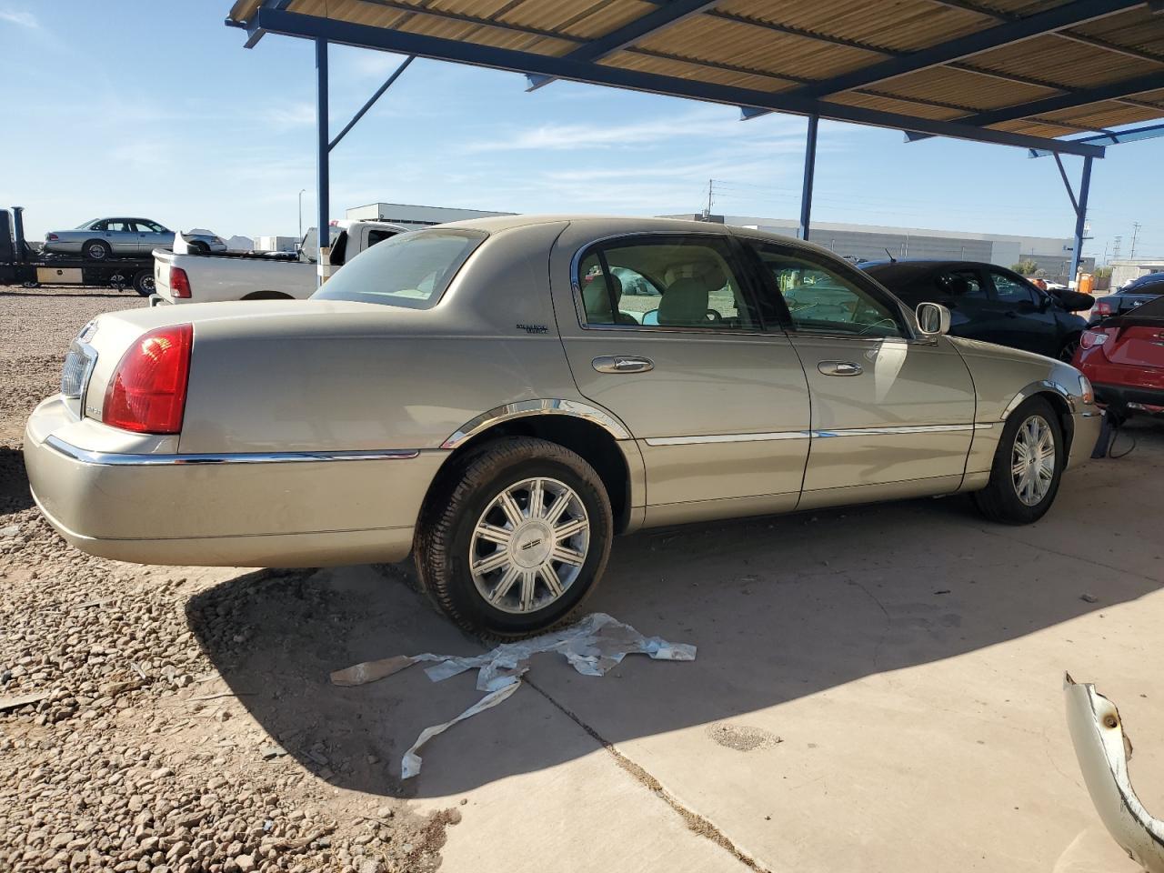 2009 Lincoln Town Car - Image 3