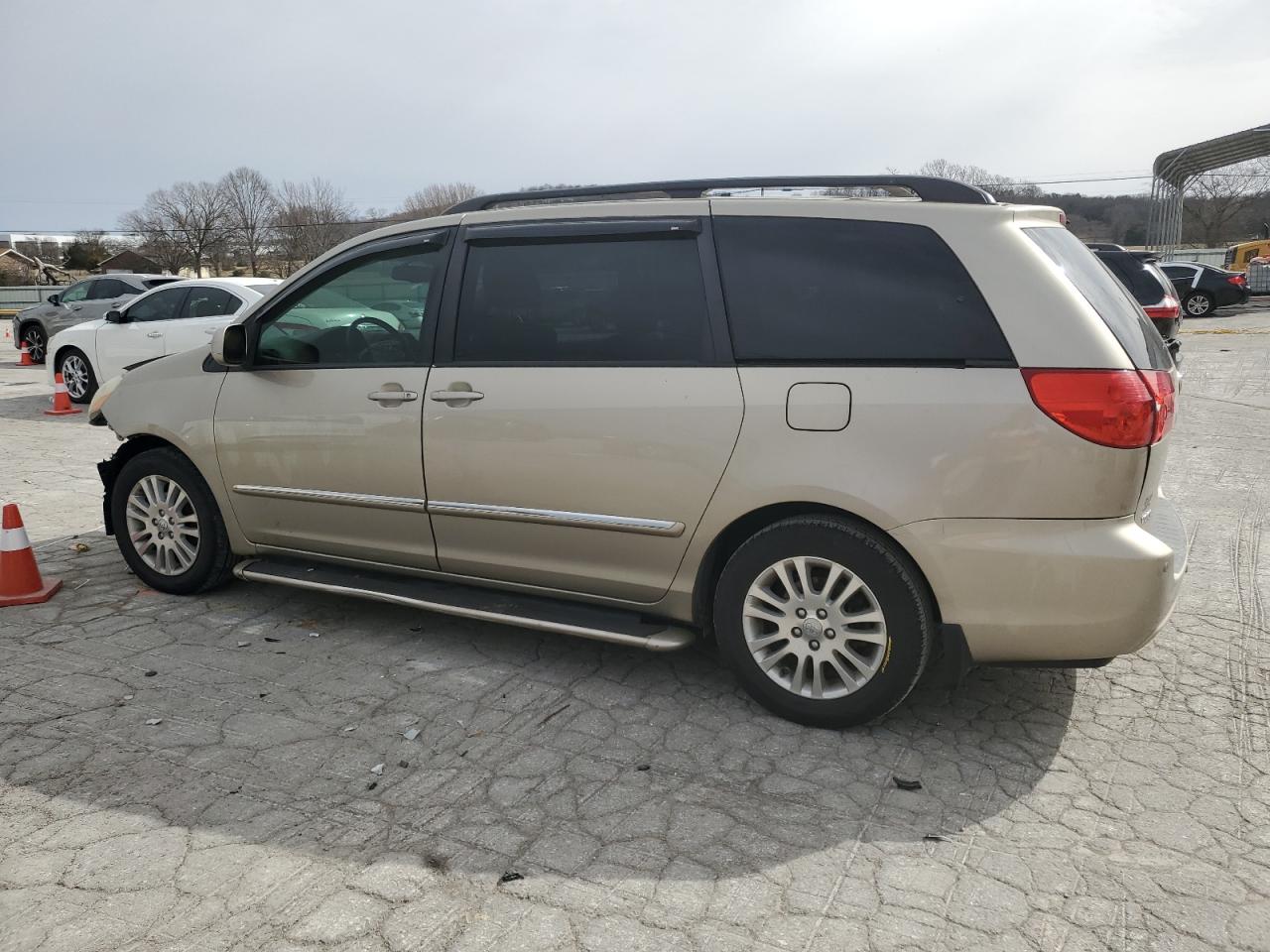 2010 Toyota Sienna - Image 2