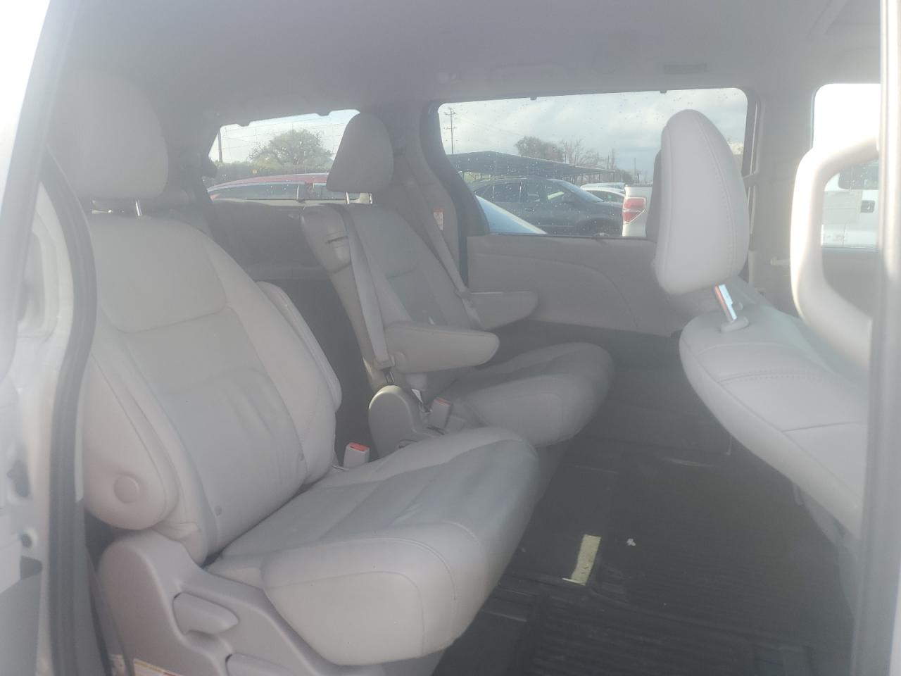 2020 Toyota Sienna - Image 11