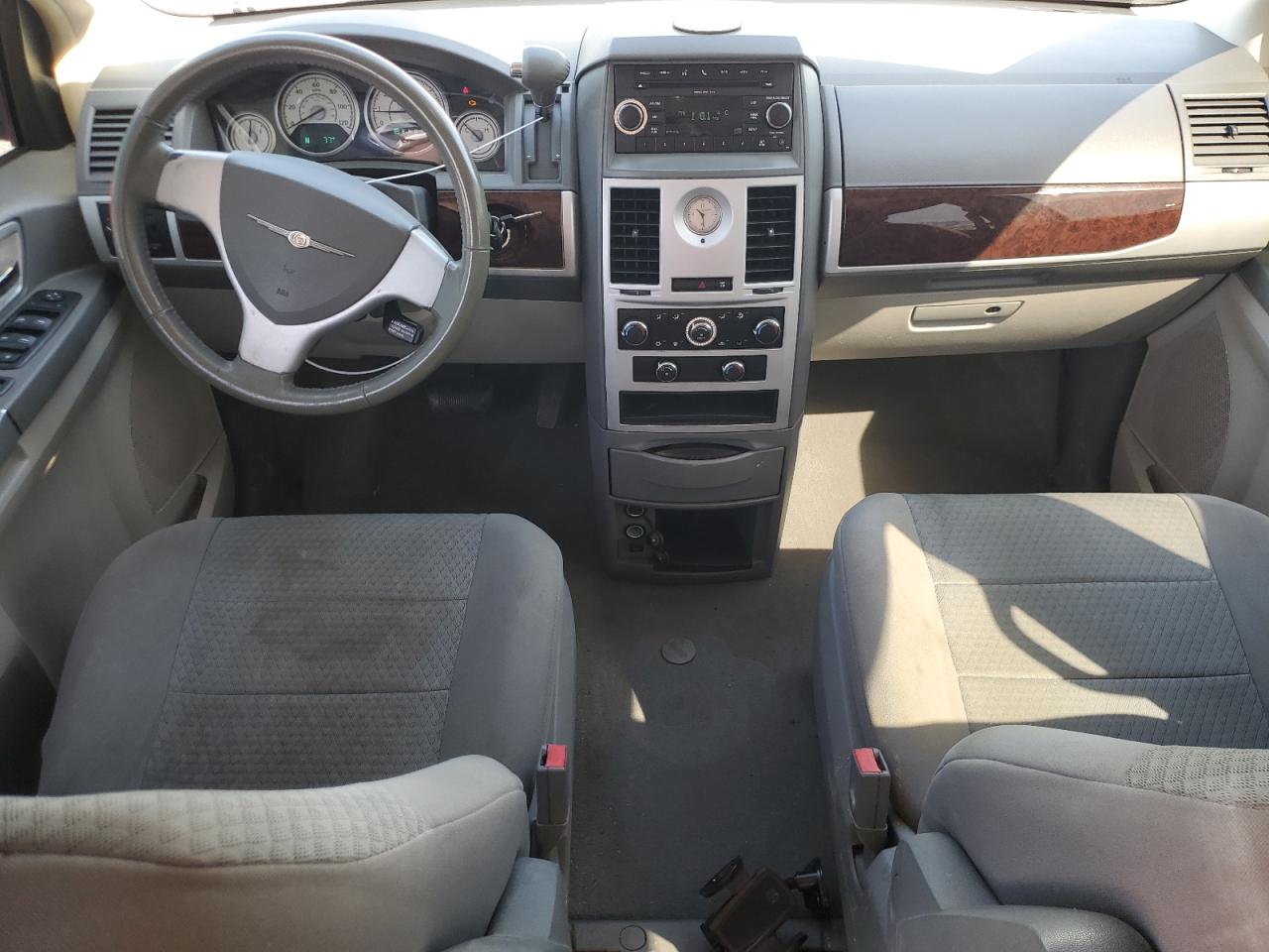 2010 Chrysler Town & Country - Image 8