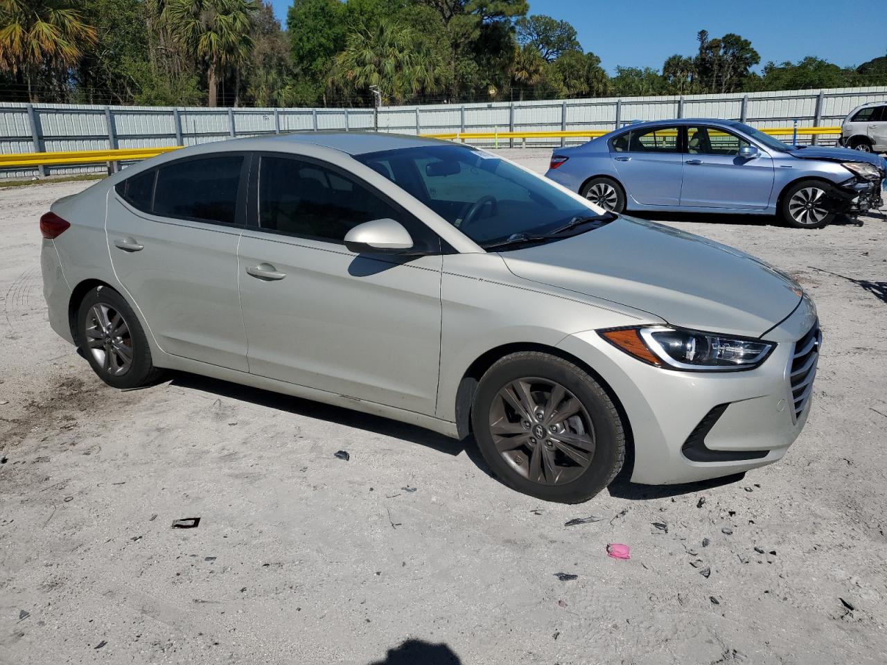 2017 Hyundai Elantra - Image 4