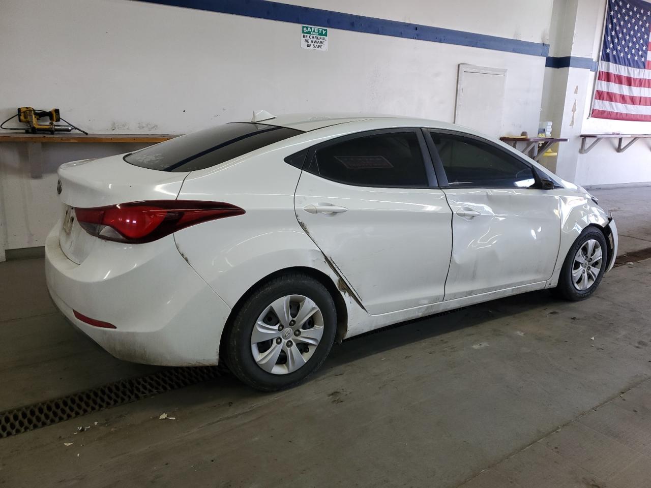 2016 Hyundai Elantra - Image 3