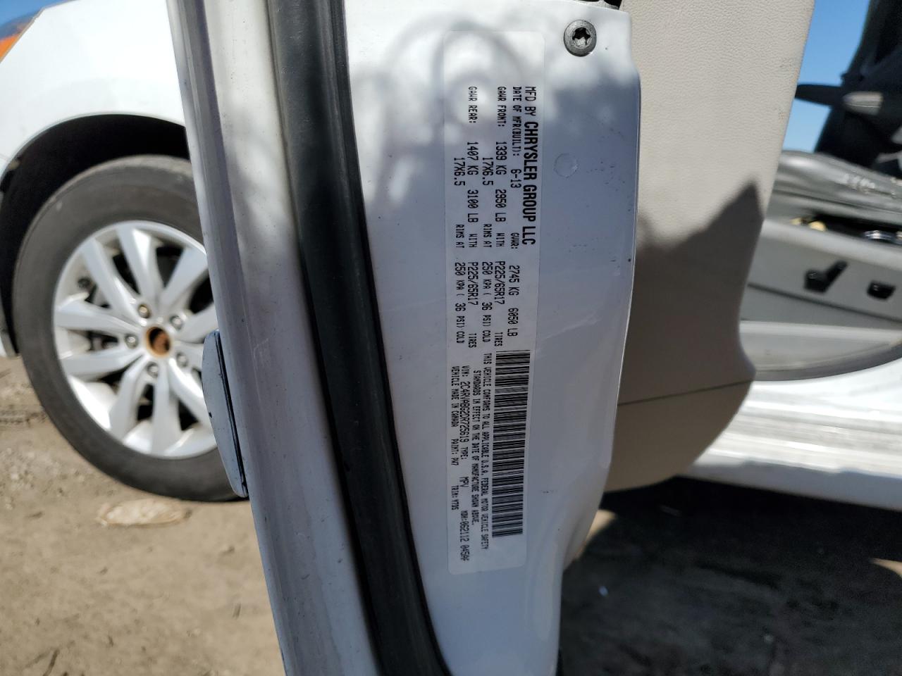 2013 Volkswagen Routan - Image 13