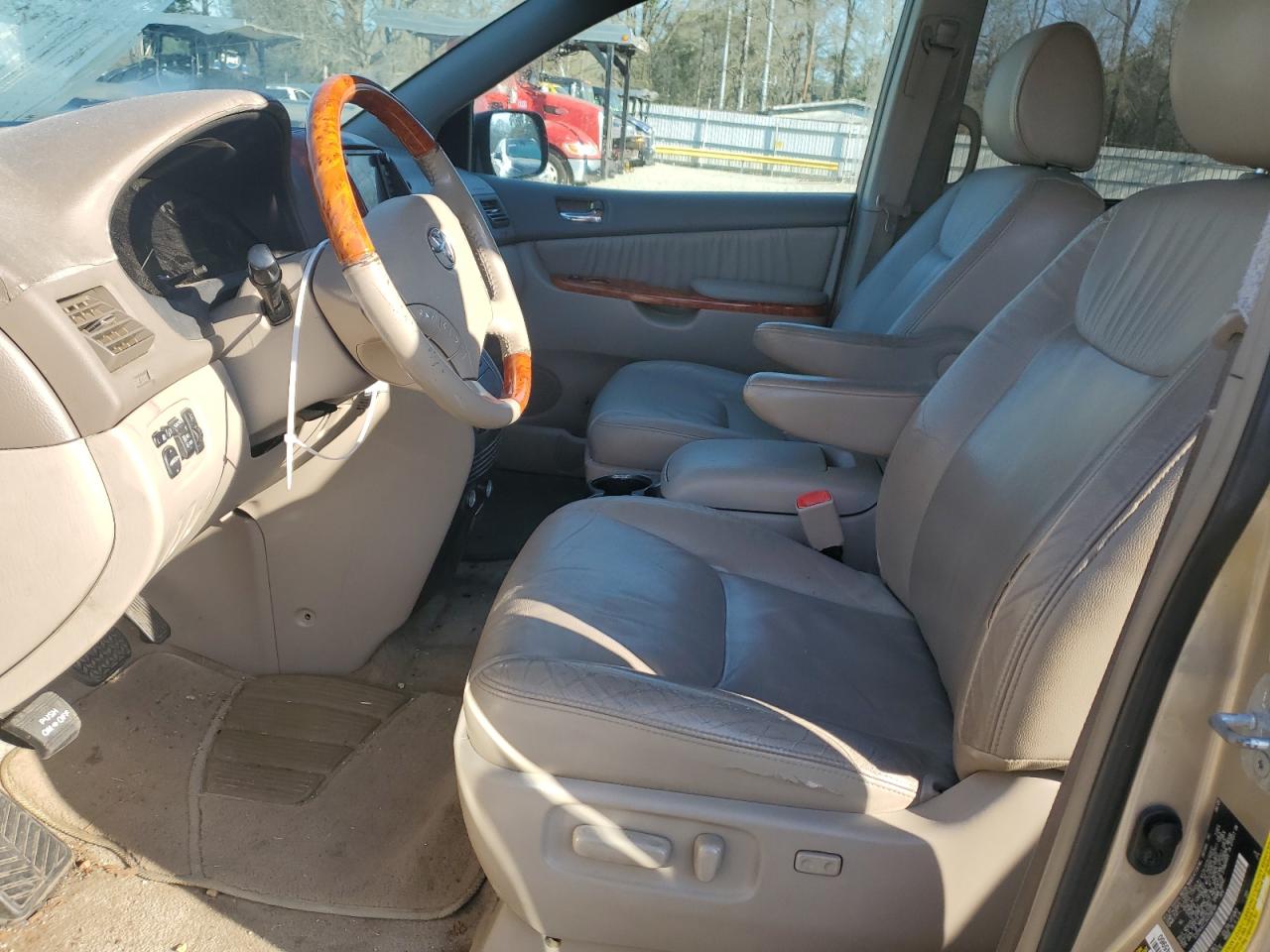 2010 Toyota Sienna - Image 7