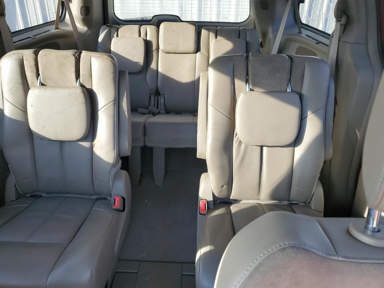 2014 Chrysler Town & Country - Image 10