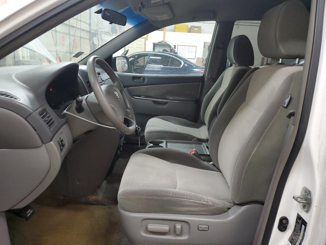 2009 Toyota Sienna - Image 7