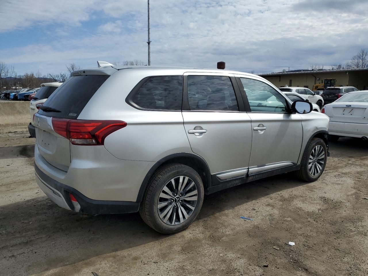 2020 Mitsubishi Outlander - Image 3