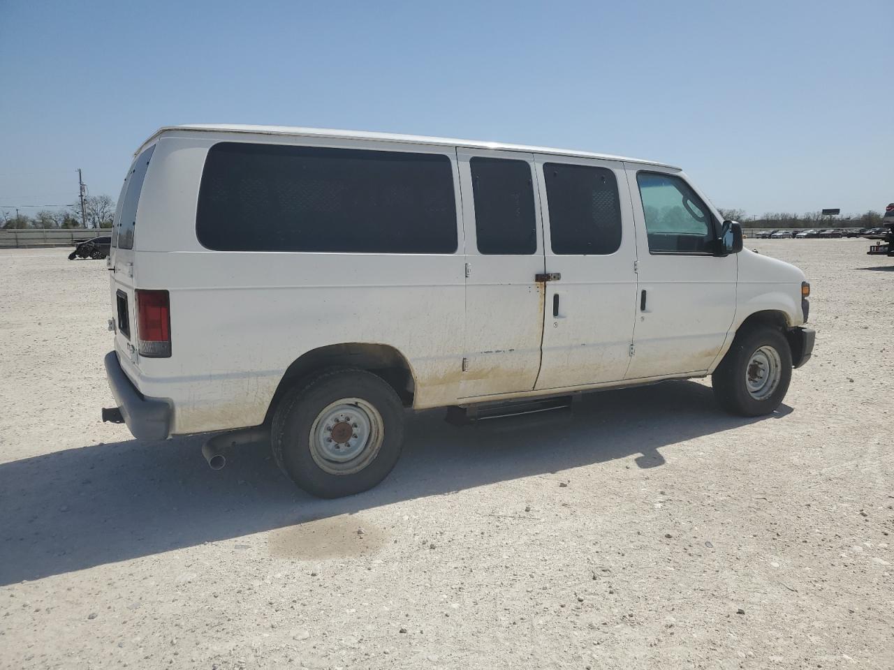 2010 Ford Econoline - Image 3