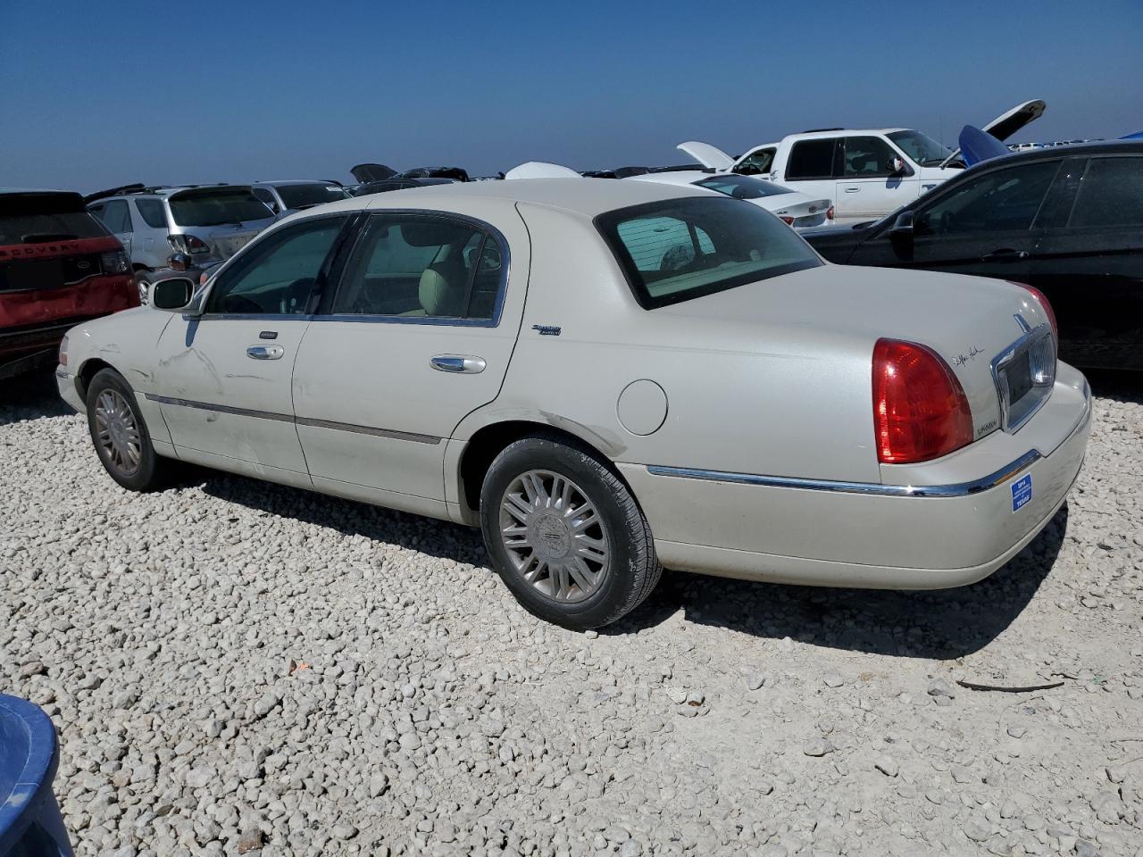 2007 Lincoln Town Car - Image 2