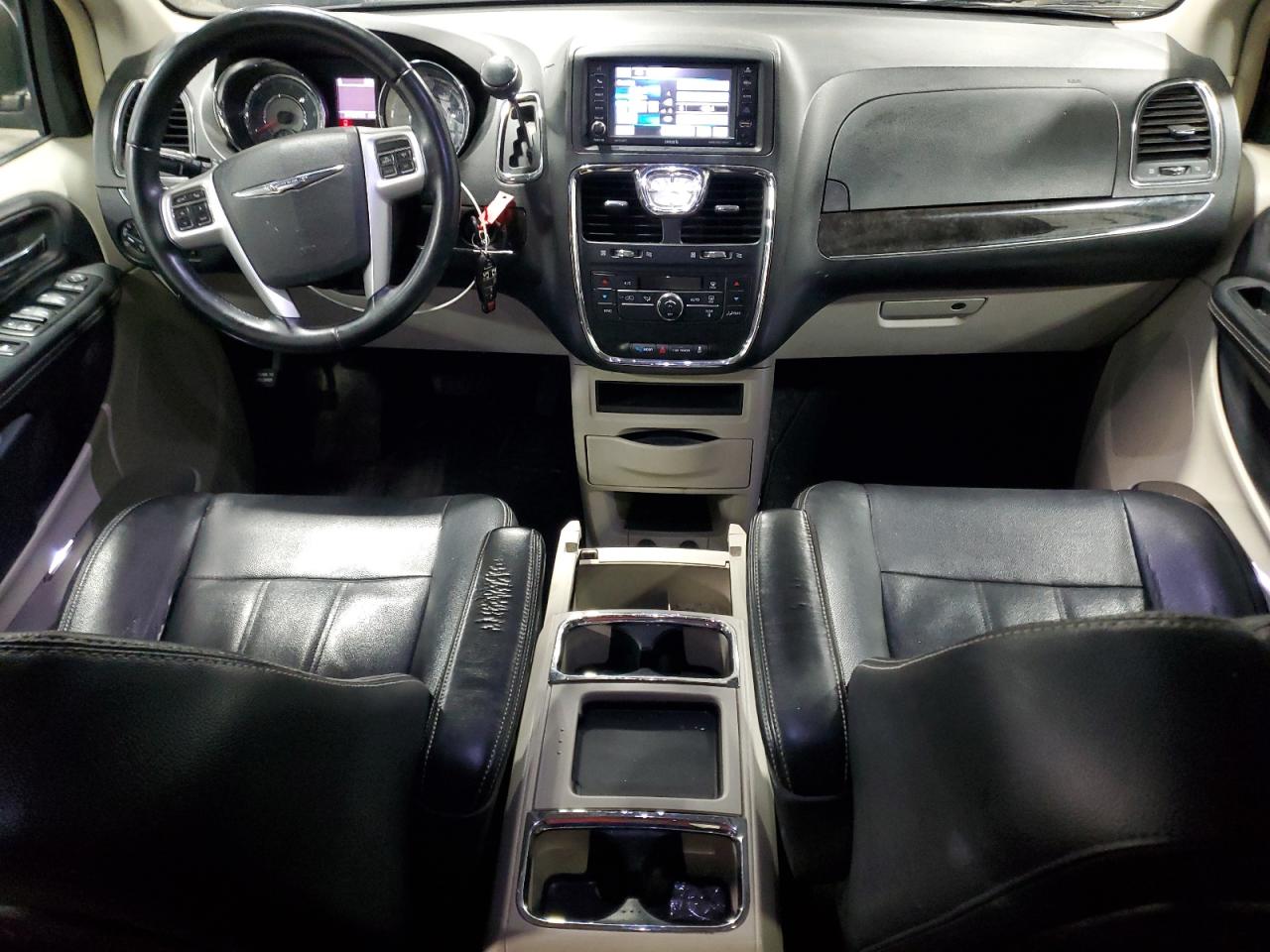 2014 Chrysler Town & Country - Image 8