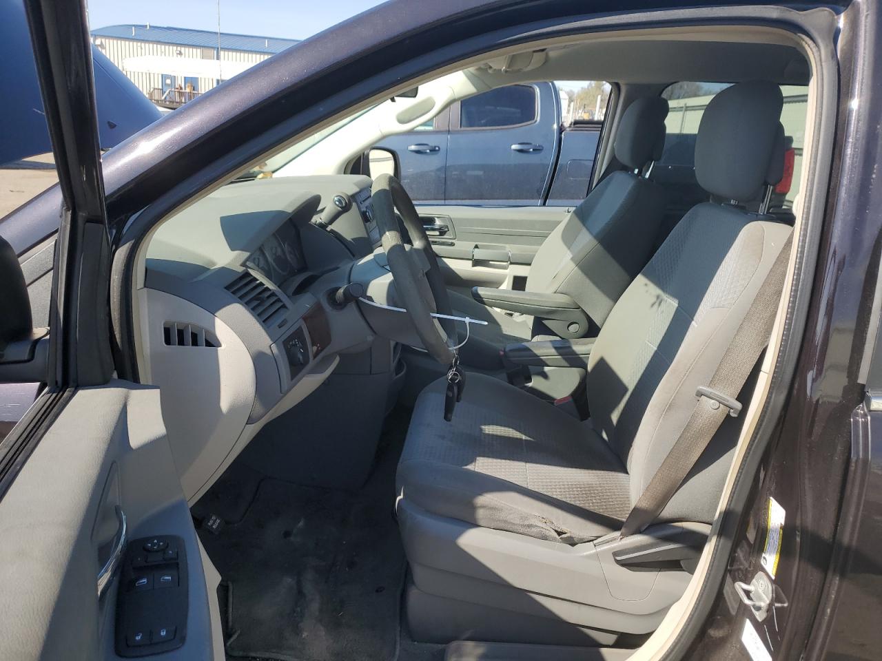 2010 Chrysler Town & Country - Image 7