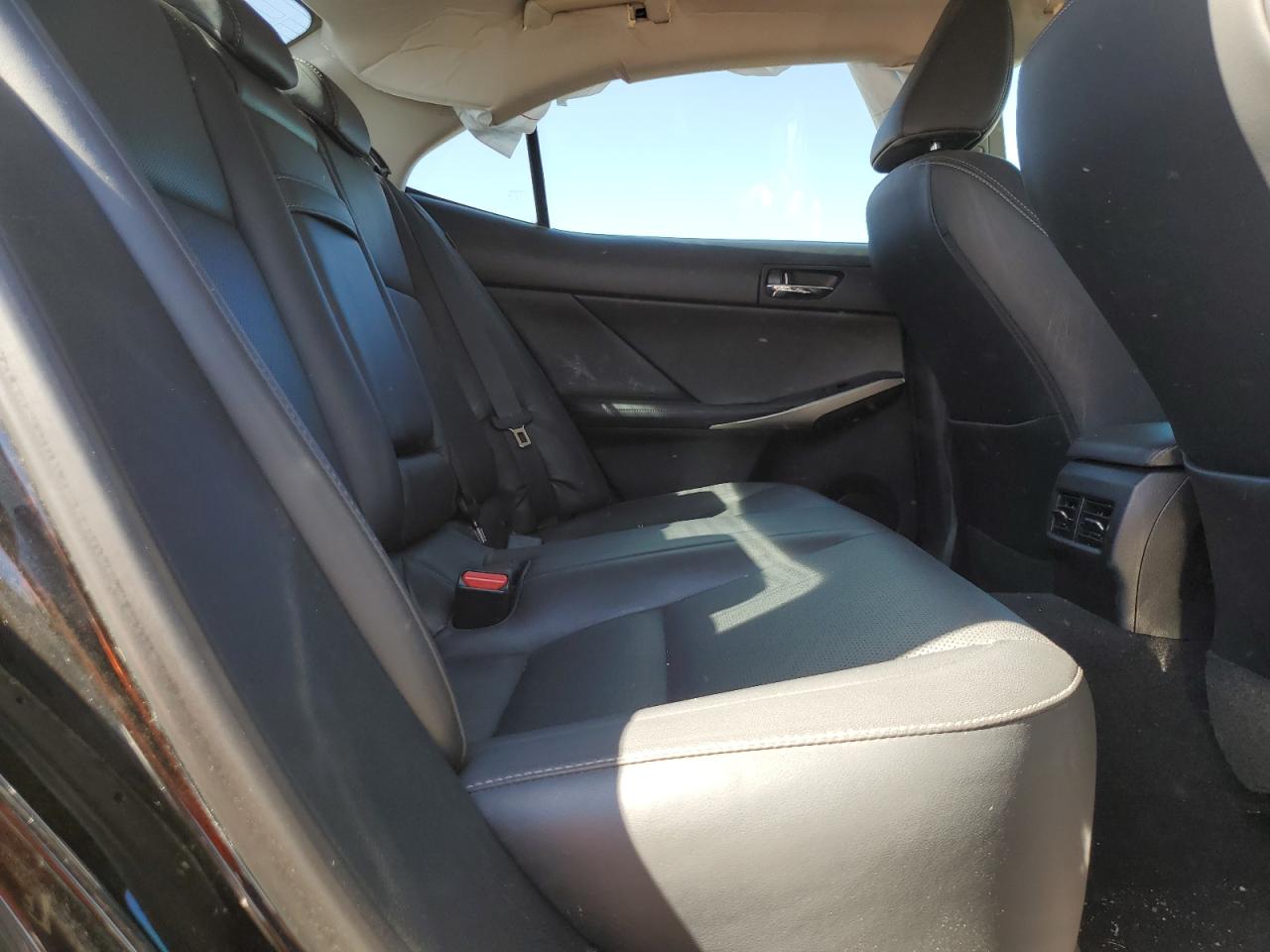 2015 Lexus IS - Image 10