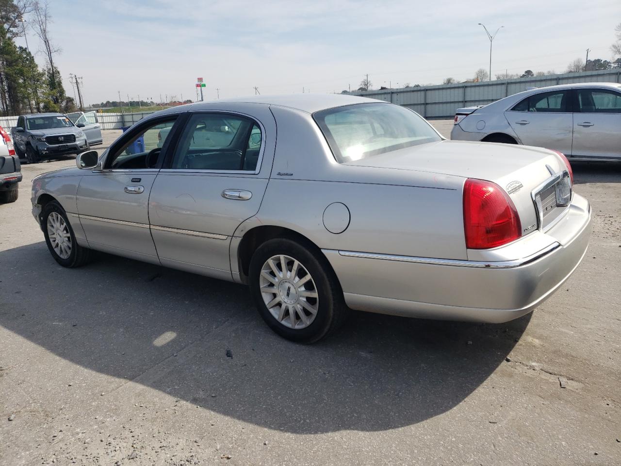 2007 Lincoln Town Car - Image 2