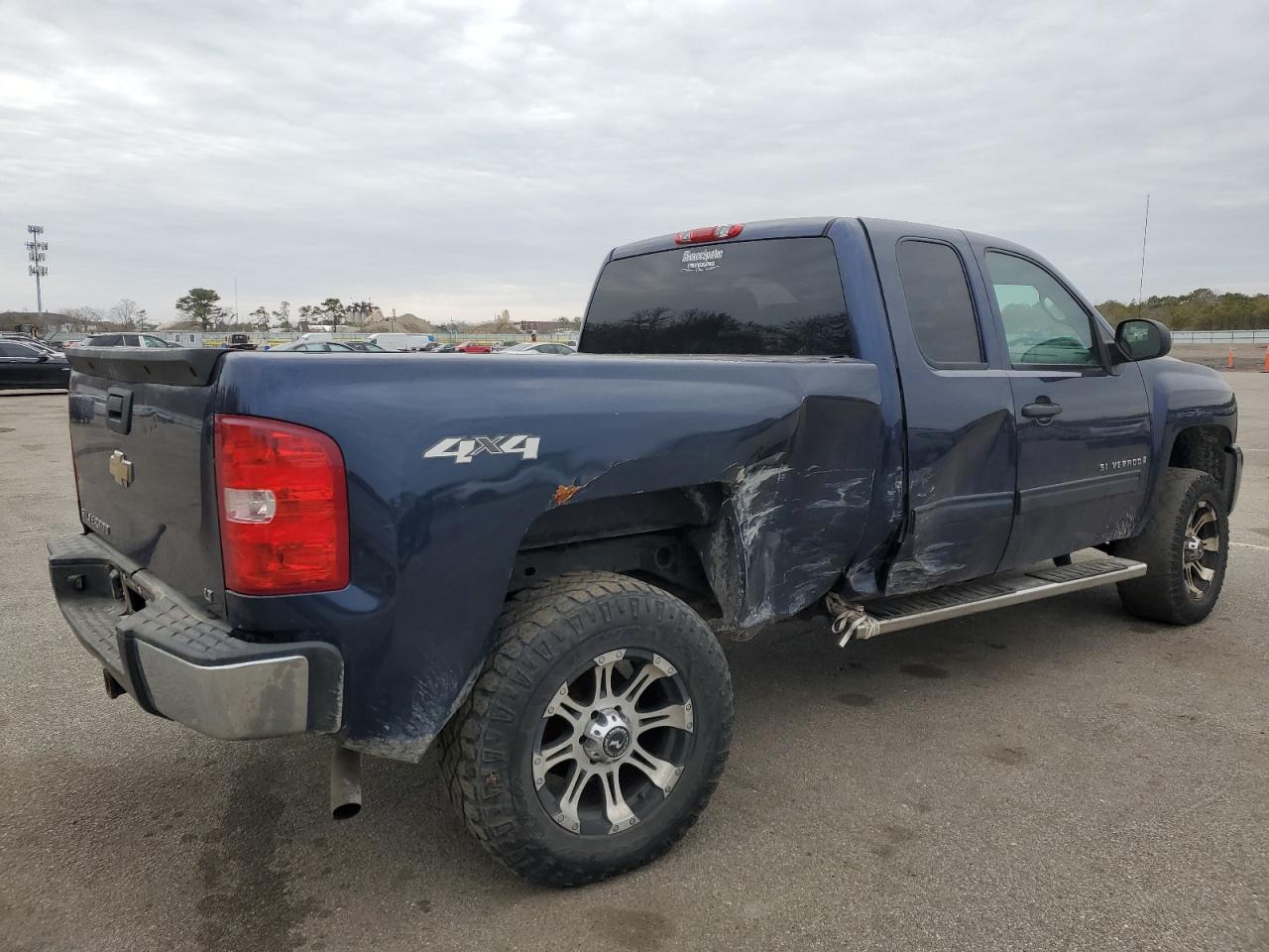 2009 Chevrolet Silverado - Image 3