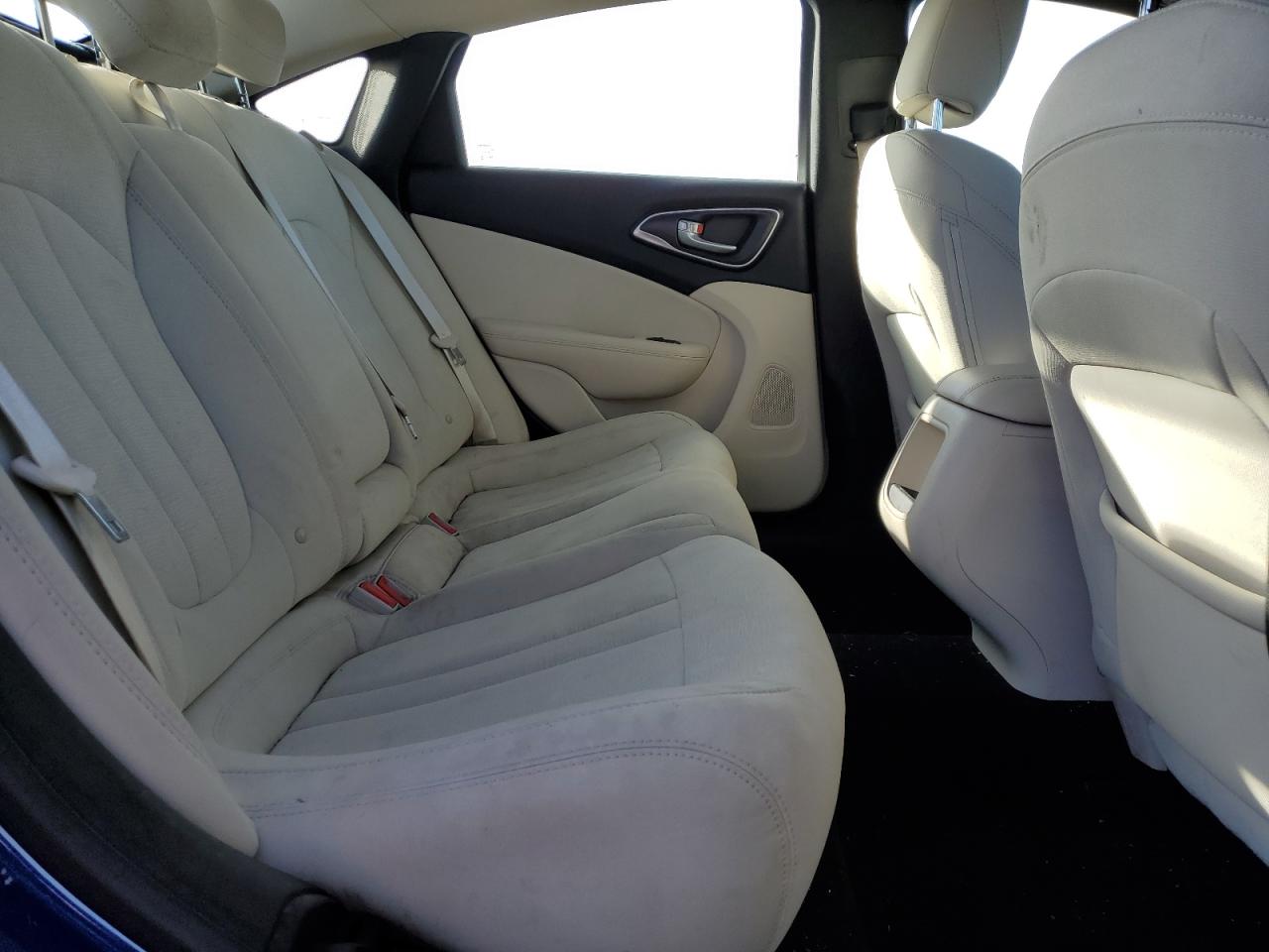 2016 Chrysler 200 - Image 10