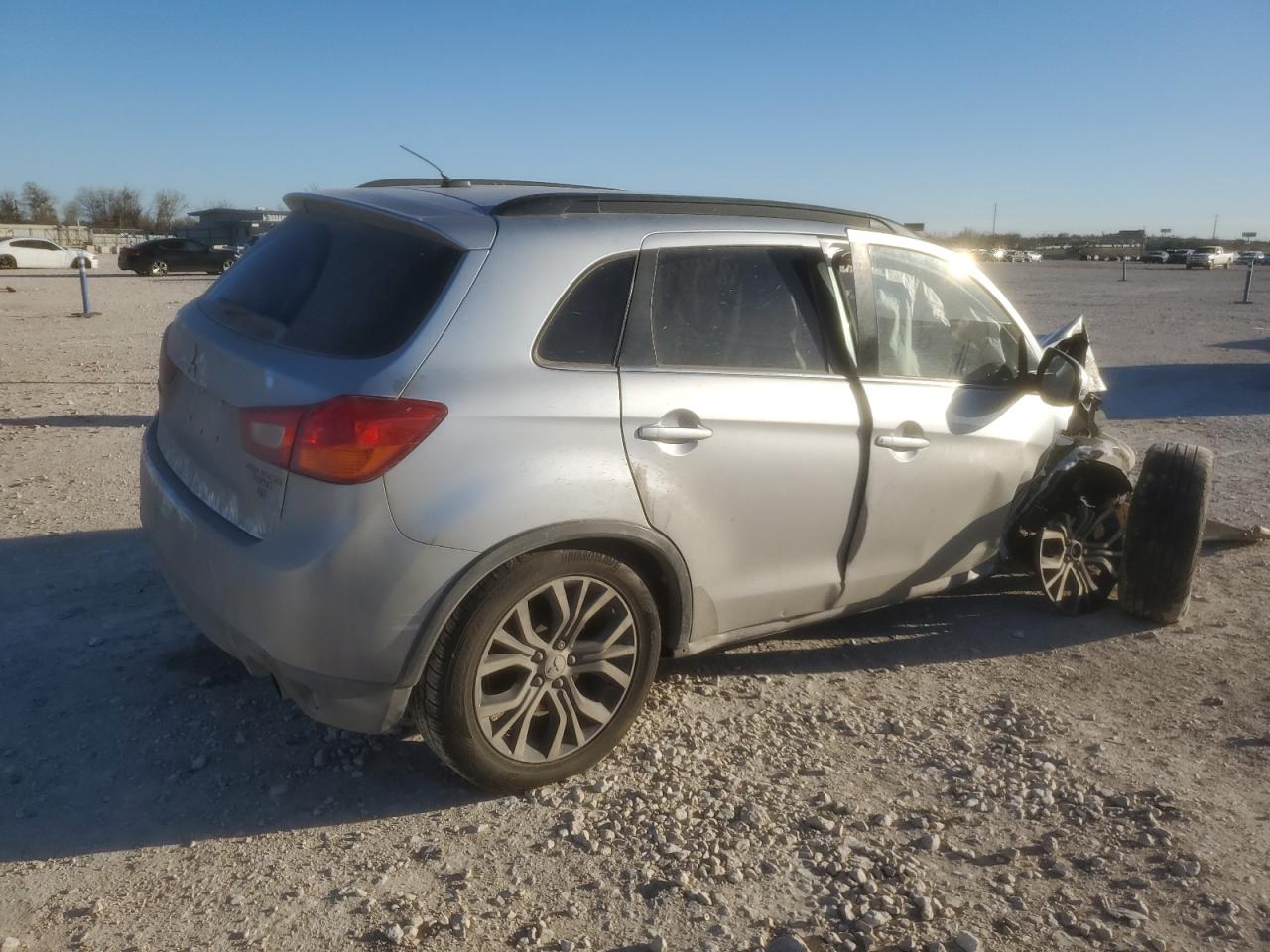 2016 Mitsubishi Outlander - Image 3
