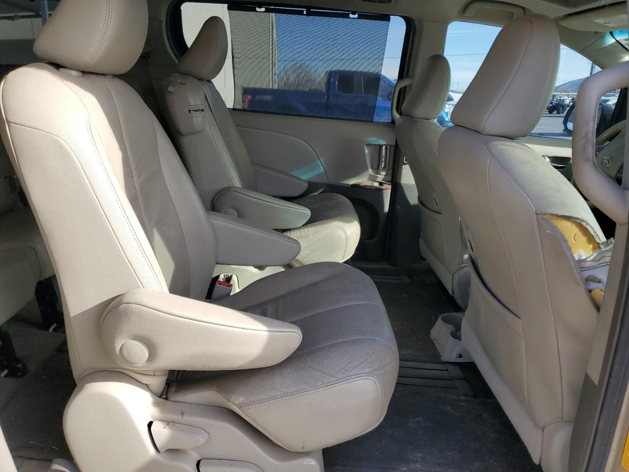 2012 Toyota Sienna - Image 11