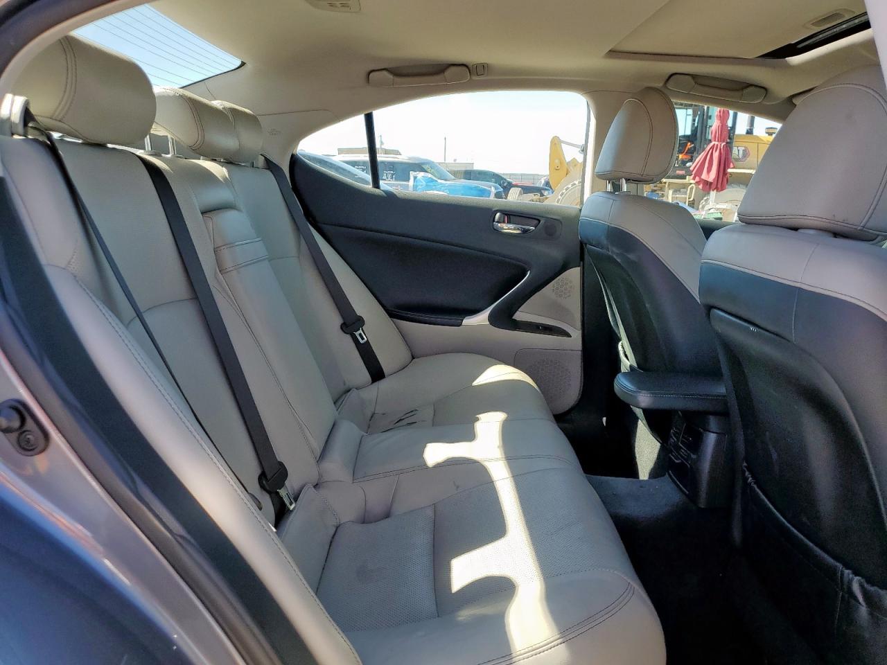 2012 Lexus IS - Image 10
