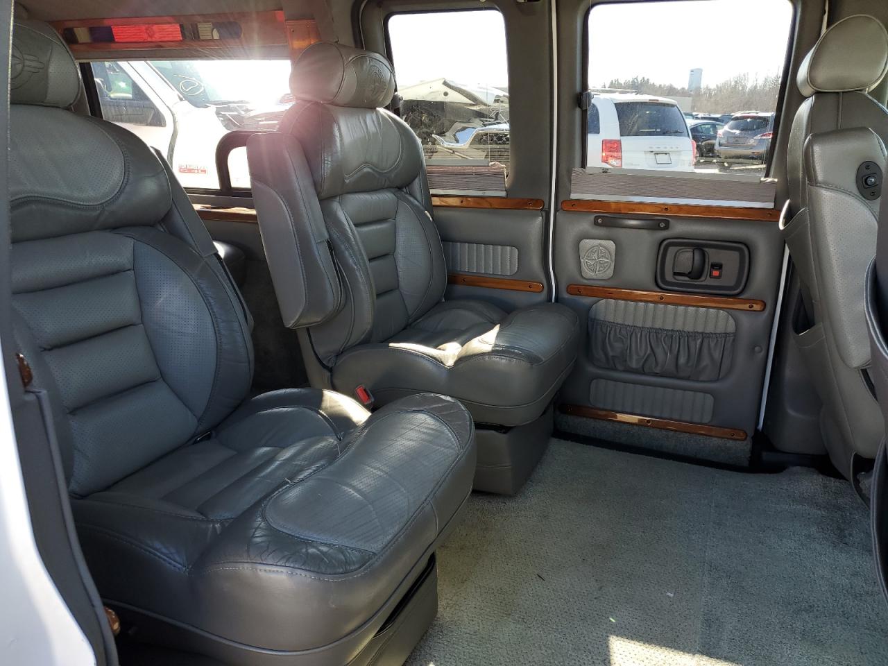 2005 Chevrolet Express - Image 11