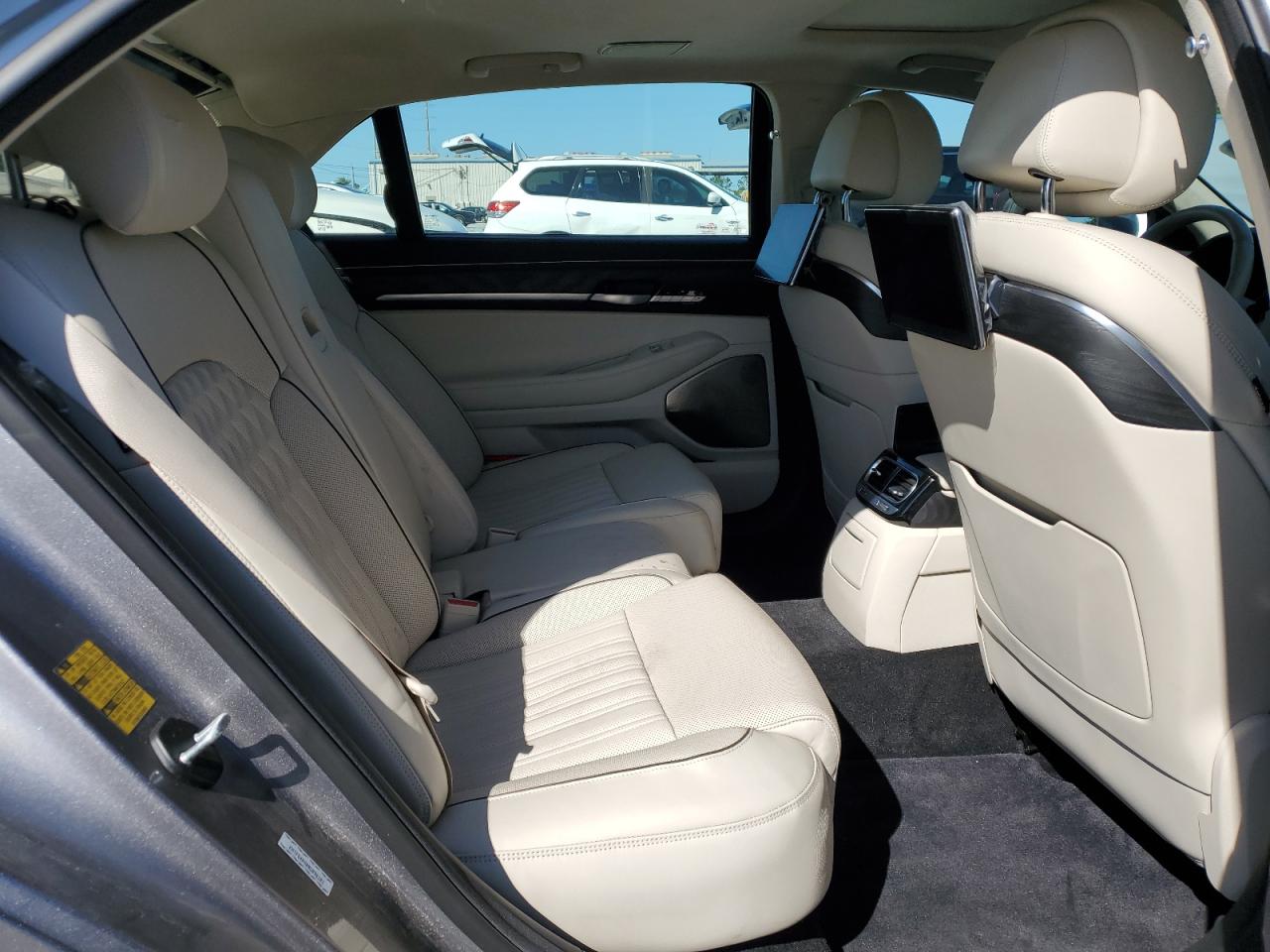 2022 Genesis G90 - Image 10