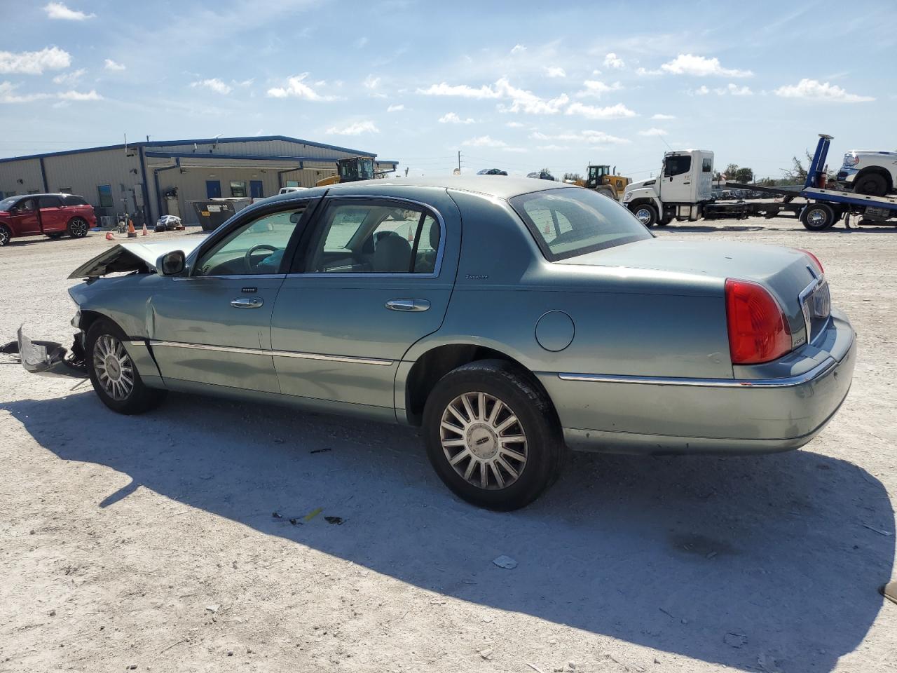 2005 Lincoln Town Car - Image 2