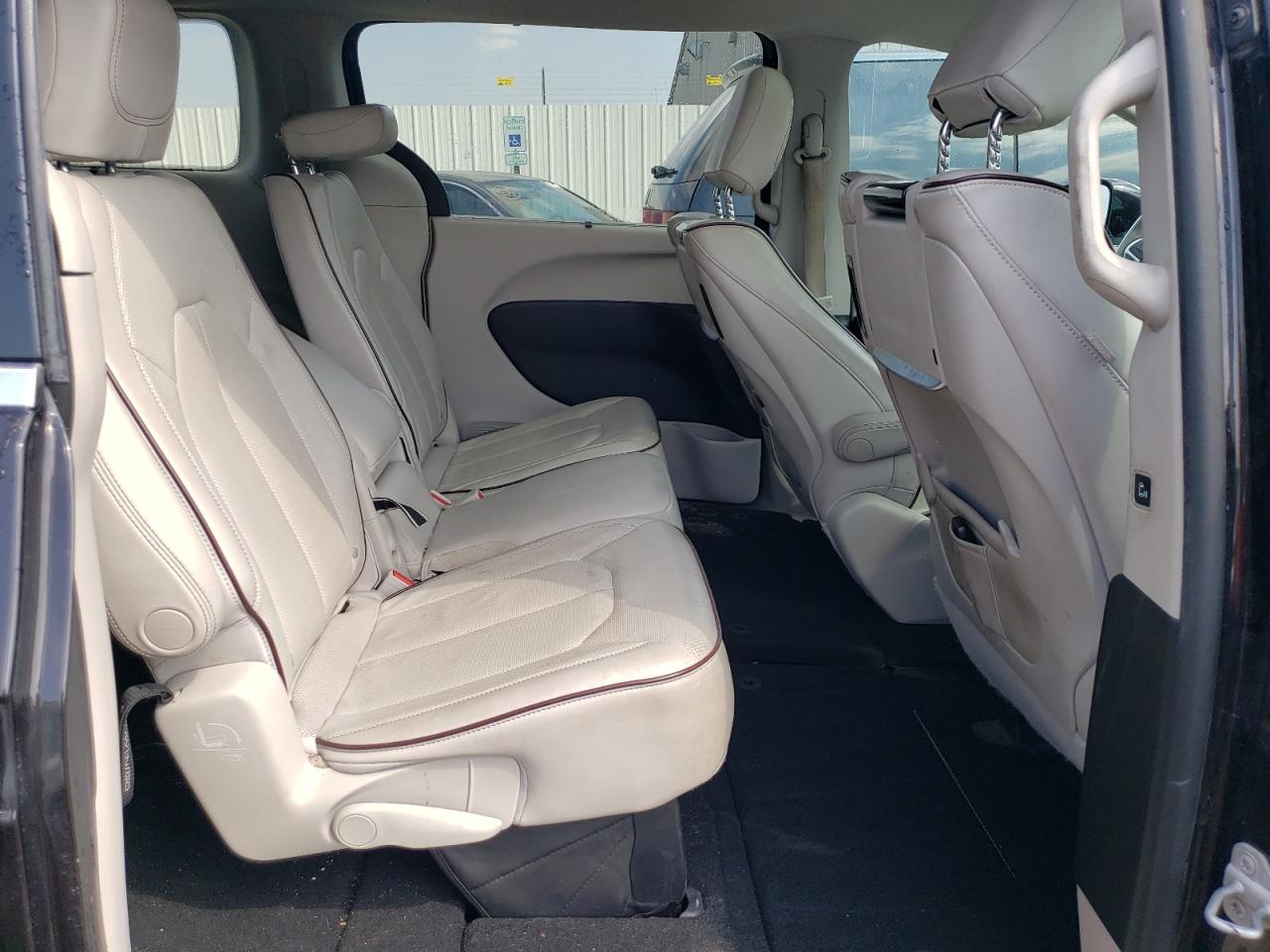 2017 Chrysler Pacifica - Image 11