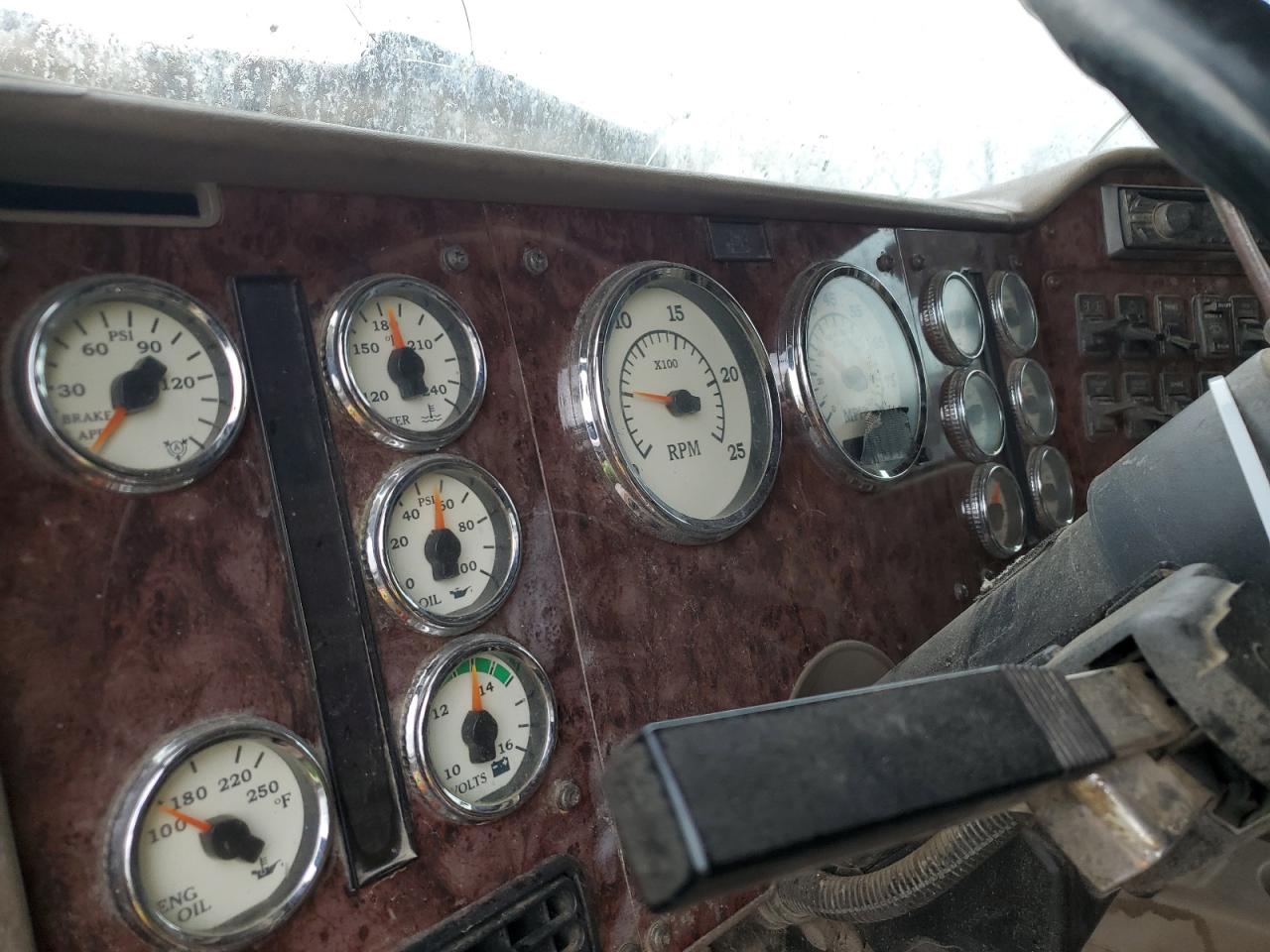 2006 International 9400I Semi Truck VIN: 2HSCNSCR16C215111 Lot: 51062095