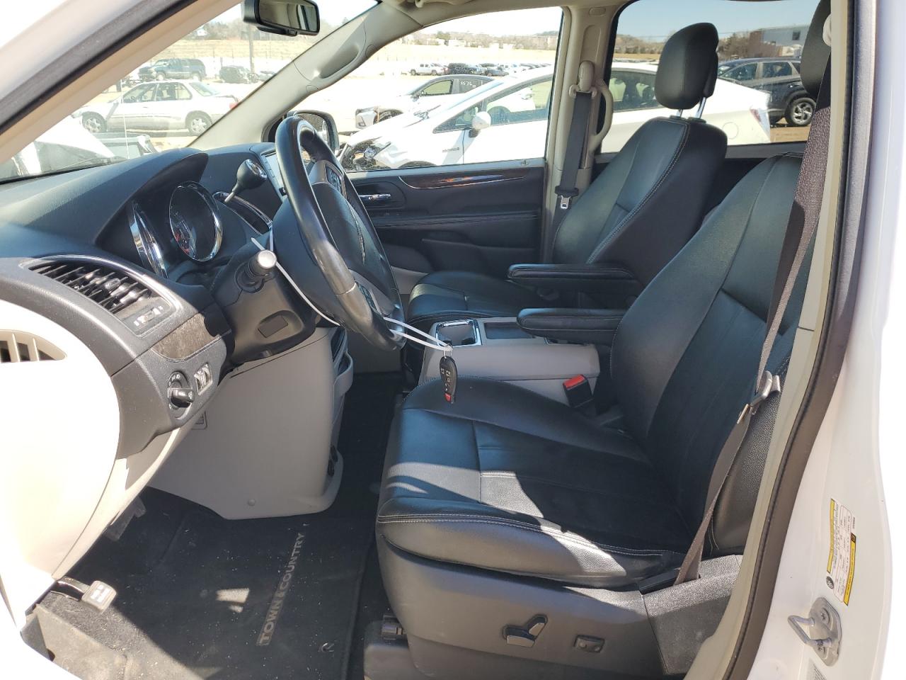 2016 Chrysler Town & Country - Image 7