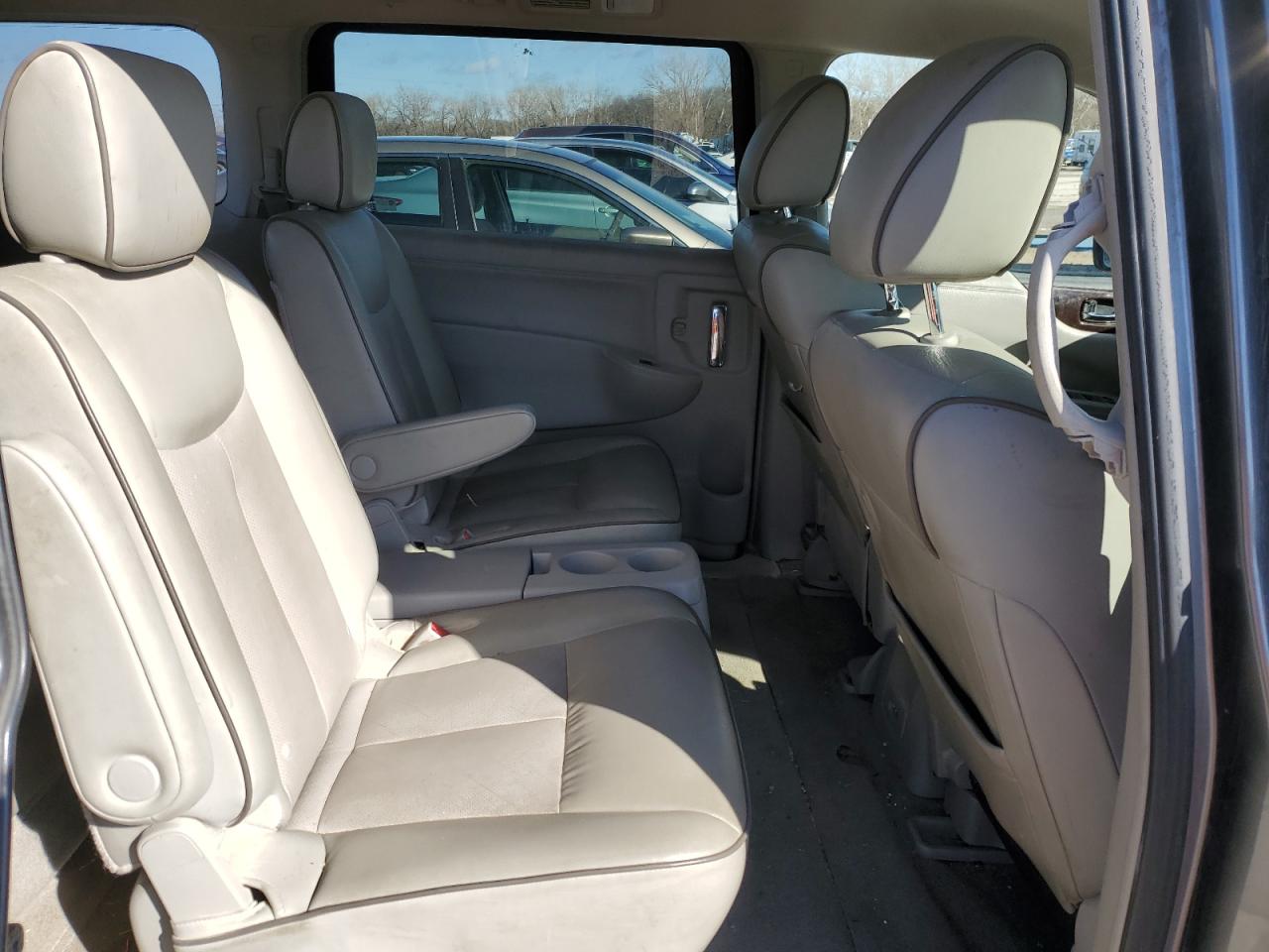 2015 Nissan Quest - Image 12