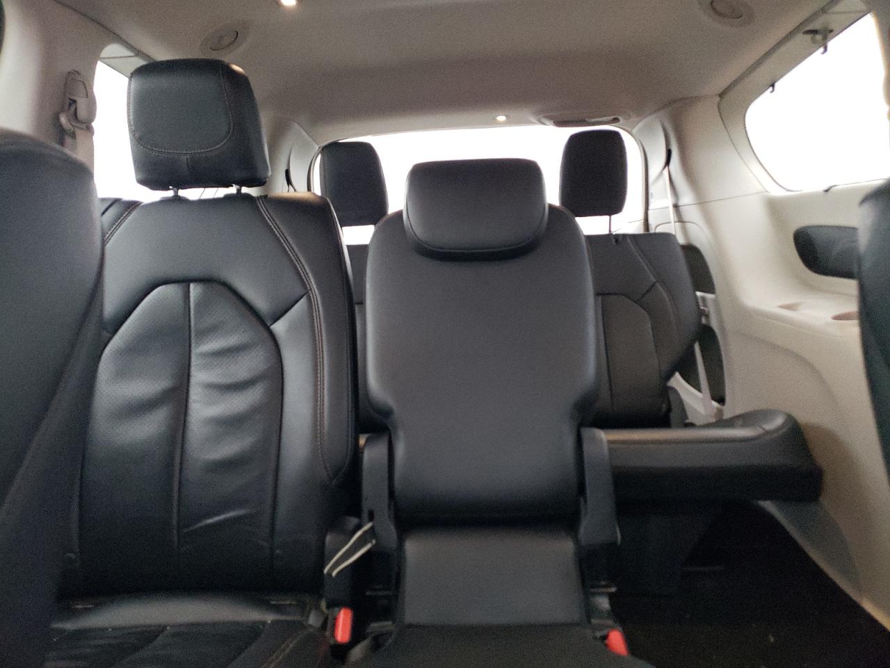 2017 Chrysler Pacifica - Image 10