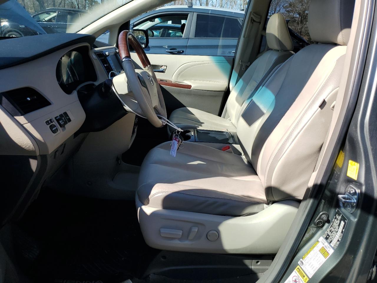 2011 Toyota Sienna - Image 7