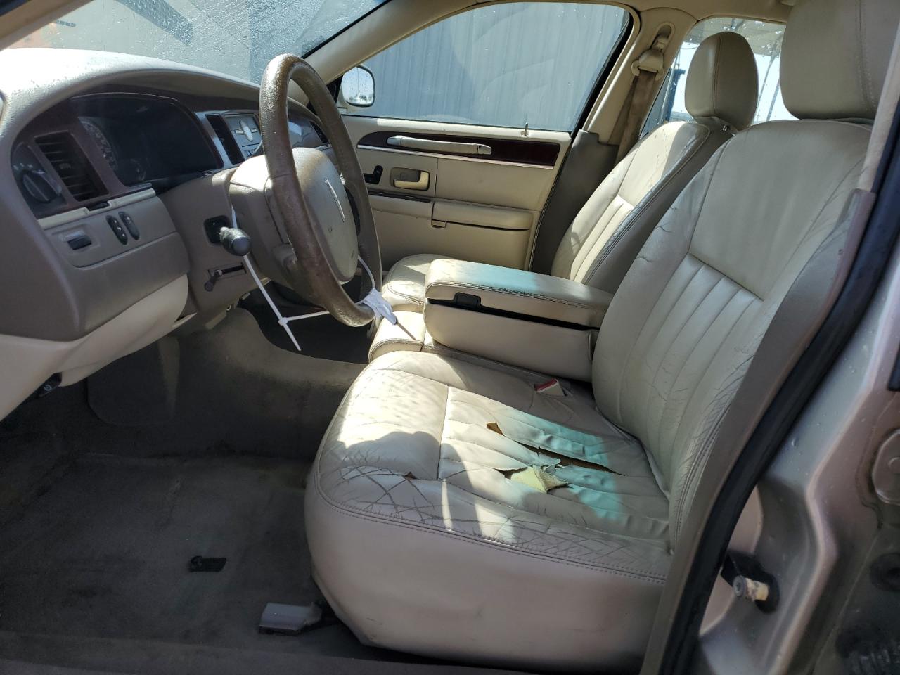 2005 Lincoln Town Car - Image 7