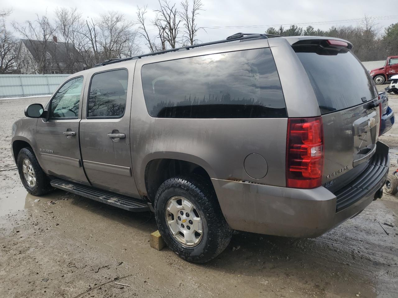 2011 Chevrolet Suburban - Image 2