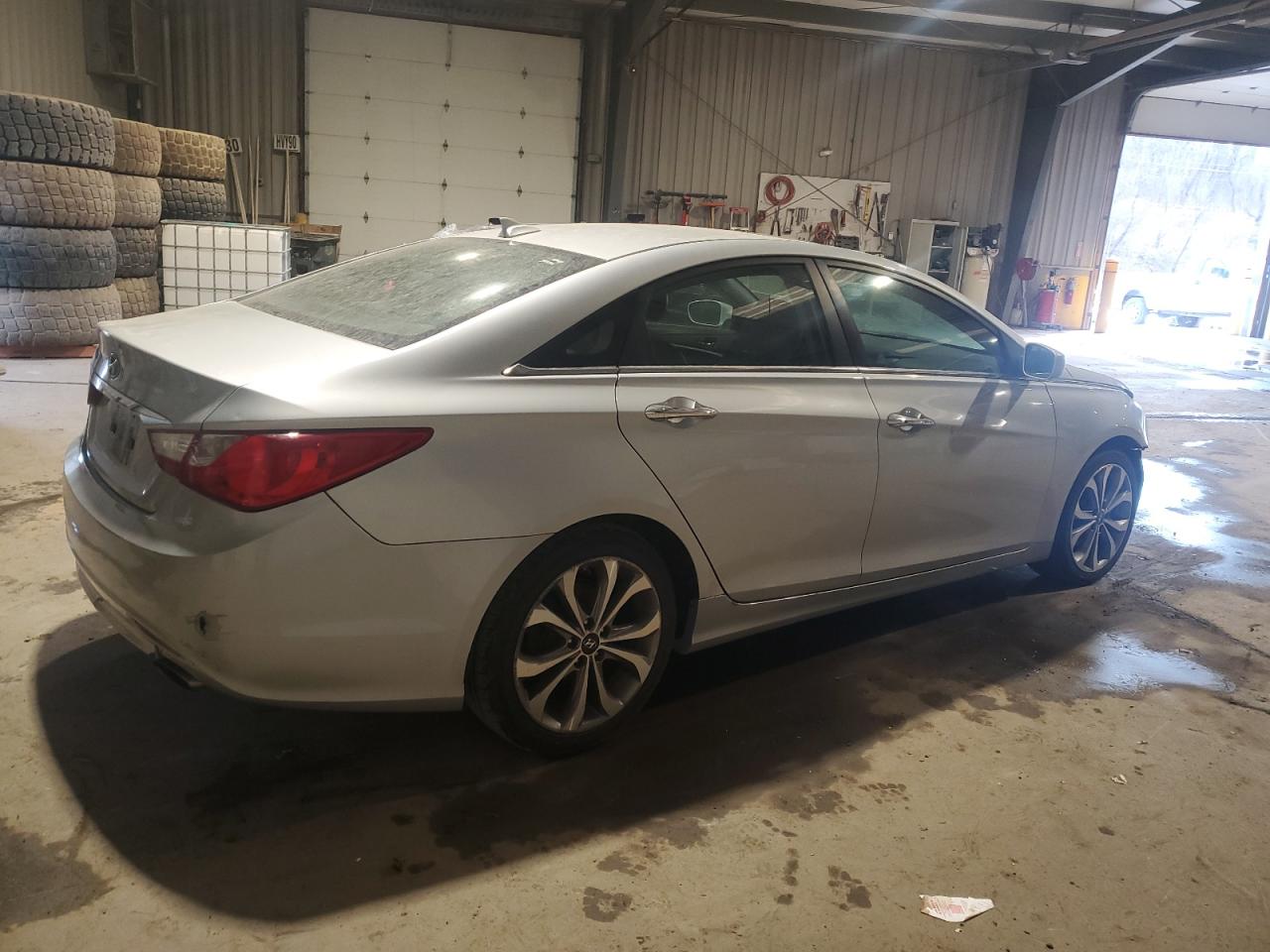 2013 Hyundai Sonata - Image 3