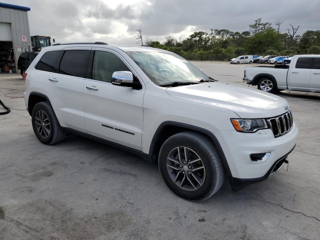 2017 Jeep Grand Cherokee - Image 4