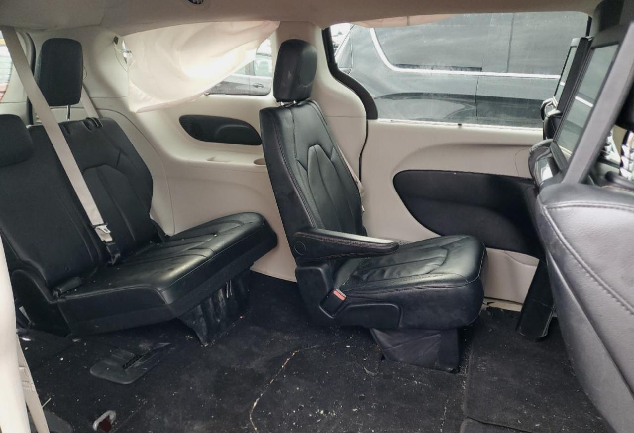 2018 Chrysler Pacifica - Image 11