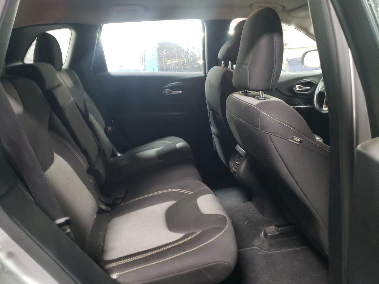 2015 Jeep Grand Cherokee - Image 10