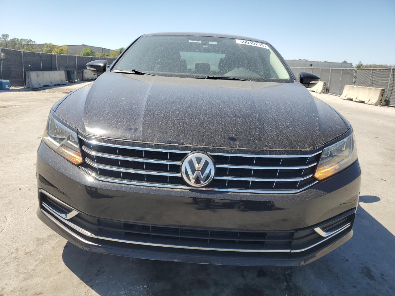 2017 Volkswagen Passat - Image 5