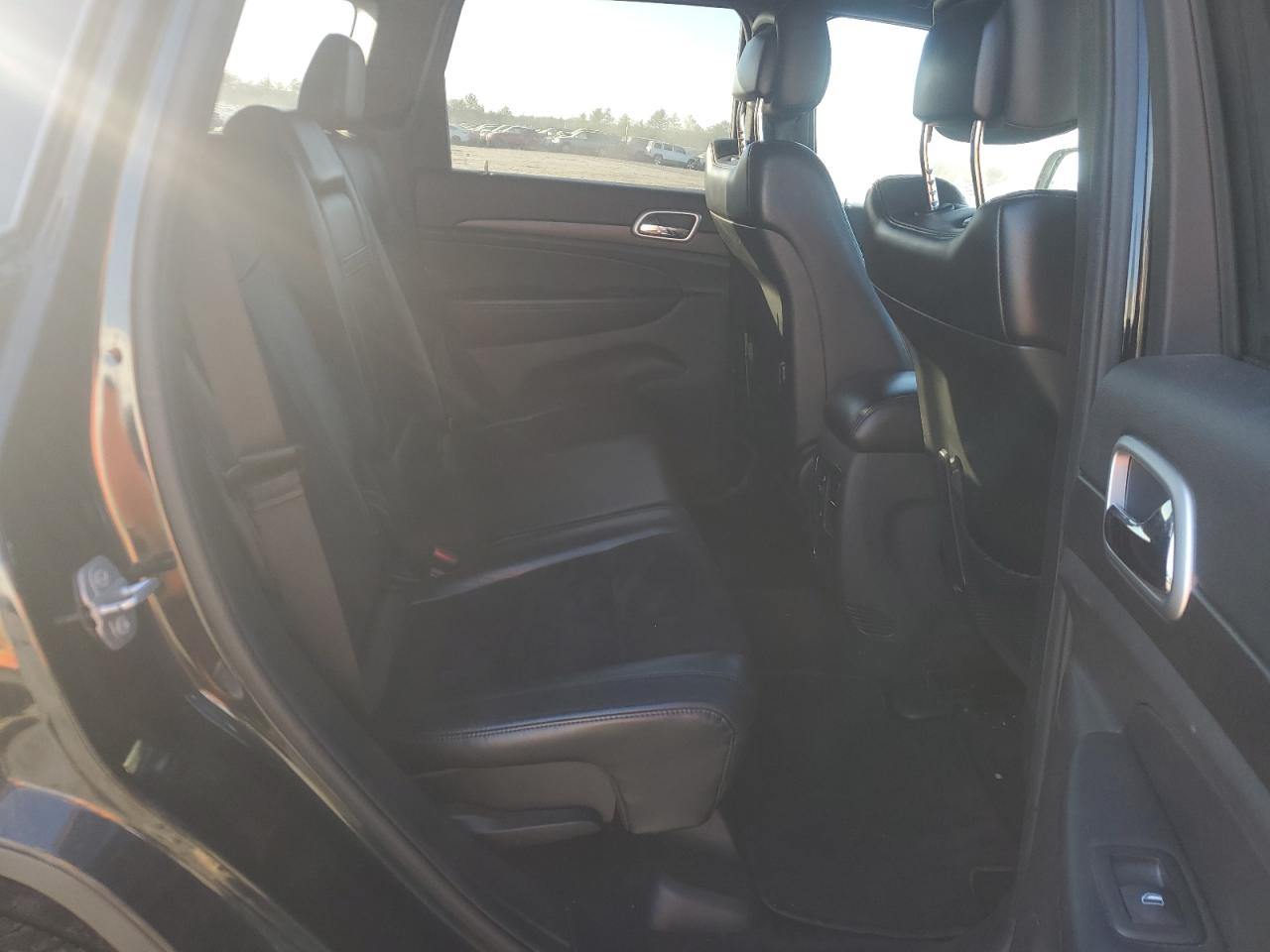 2015 Jeep Grand Cherokee - Image 11