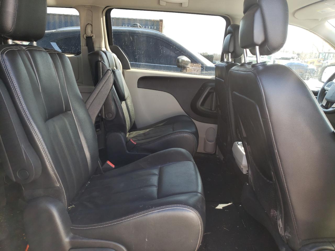 2014 Chrysler Town & Country - Image 11