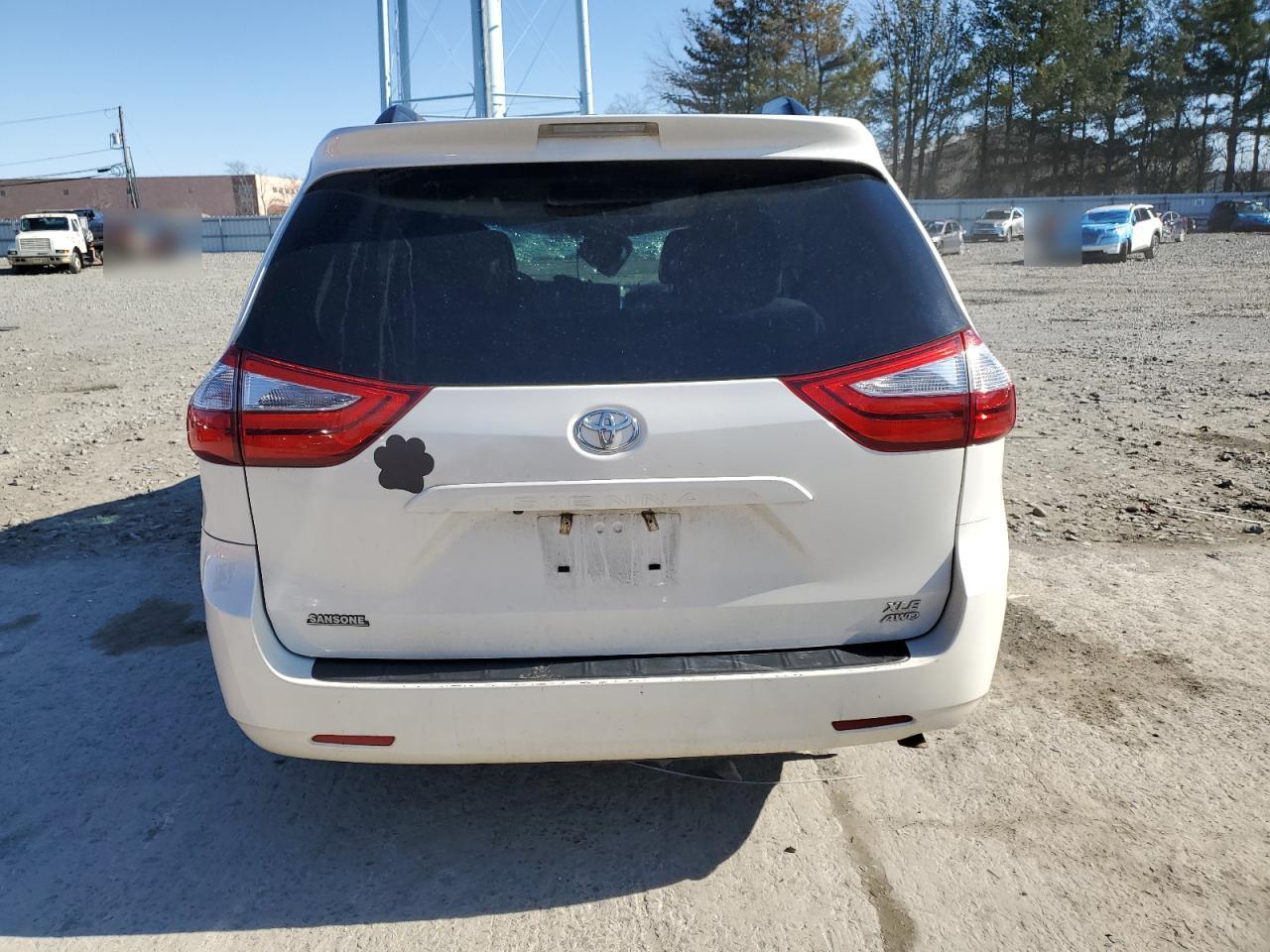 2017 Toyota Sienna - Image 6