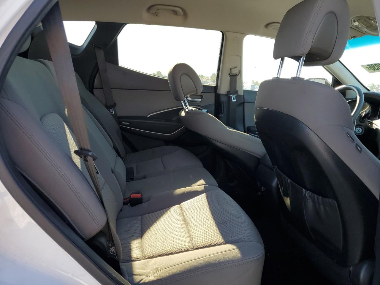 2016 Hyundai Santa Fe - Image 11