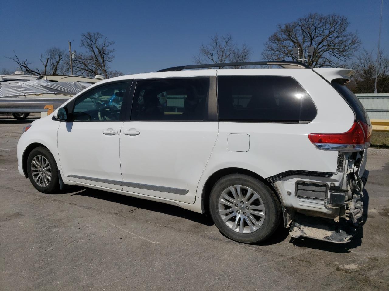 2014 Toyota Sienna - Image 2