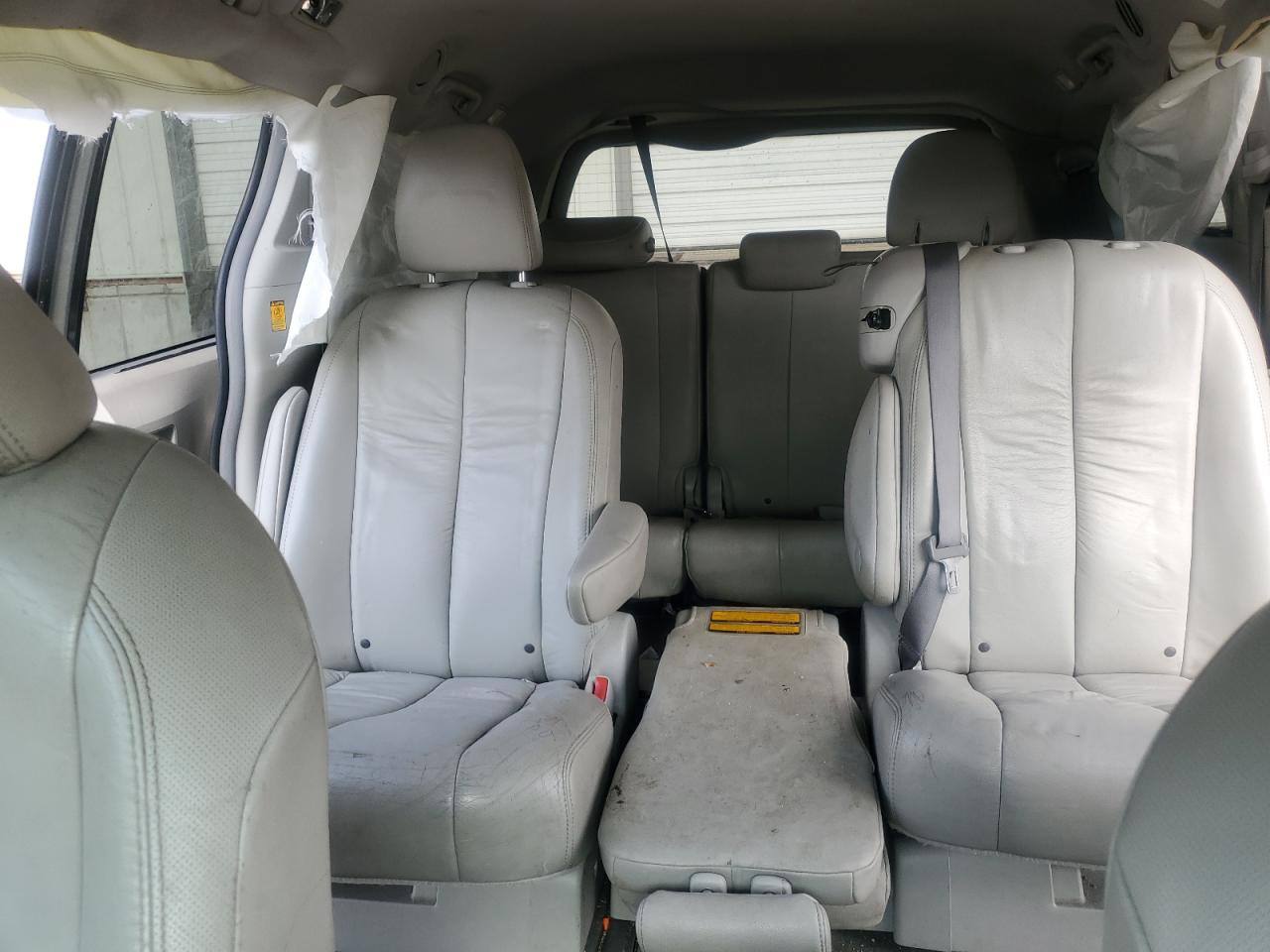 2011 Toyota Sienna - Image 10