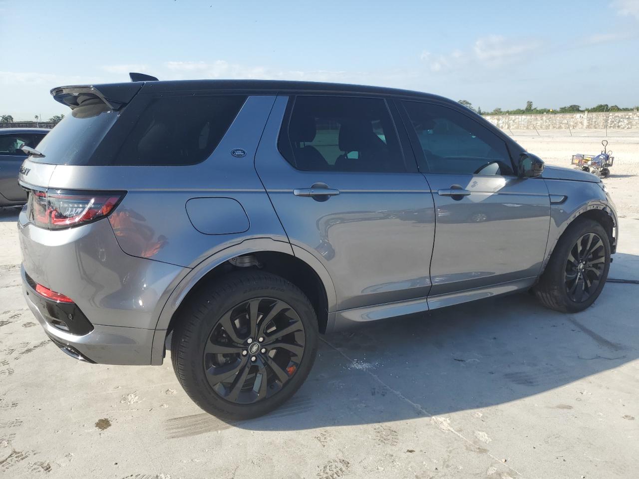 2023 Land Rover Discovery - Image 3